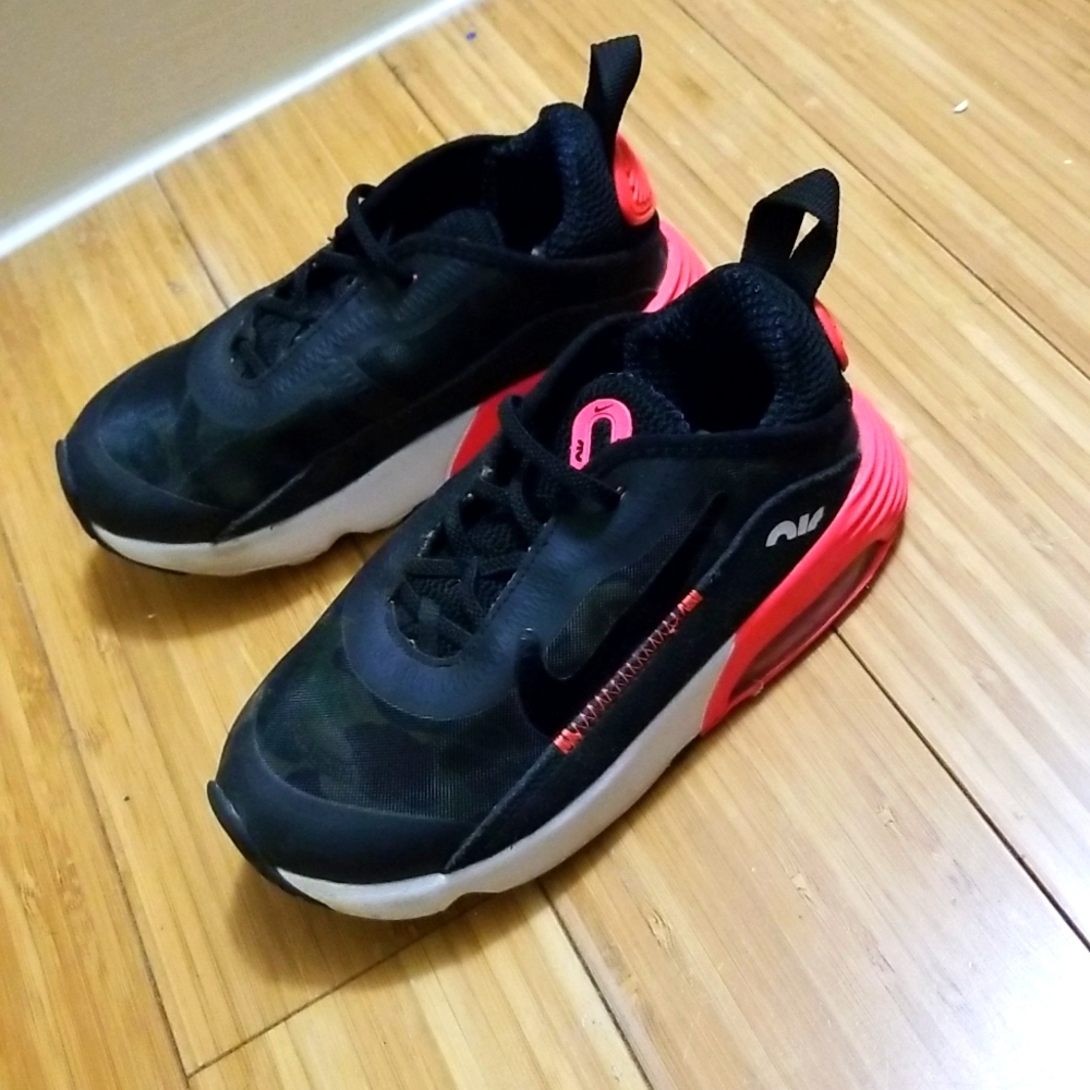 Nike sneakers dor toddlers size 10